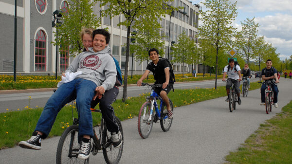 Gutter som sykler på gangveg