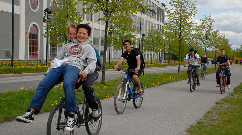 Gutter som sykler på gangveg