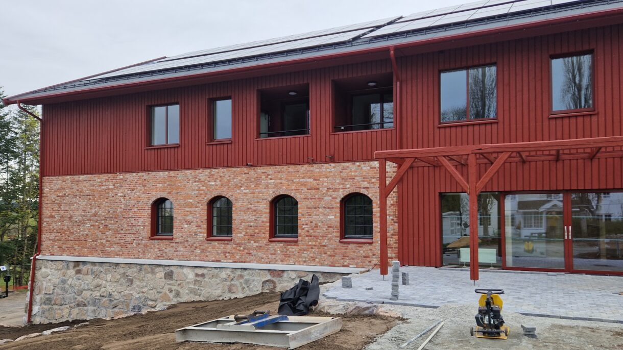 Den gamle låven på Nedre Sem er demontert og brukbare materialer er ombrukt i det nye bygget. Foto: Veidekke