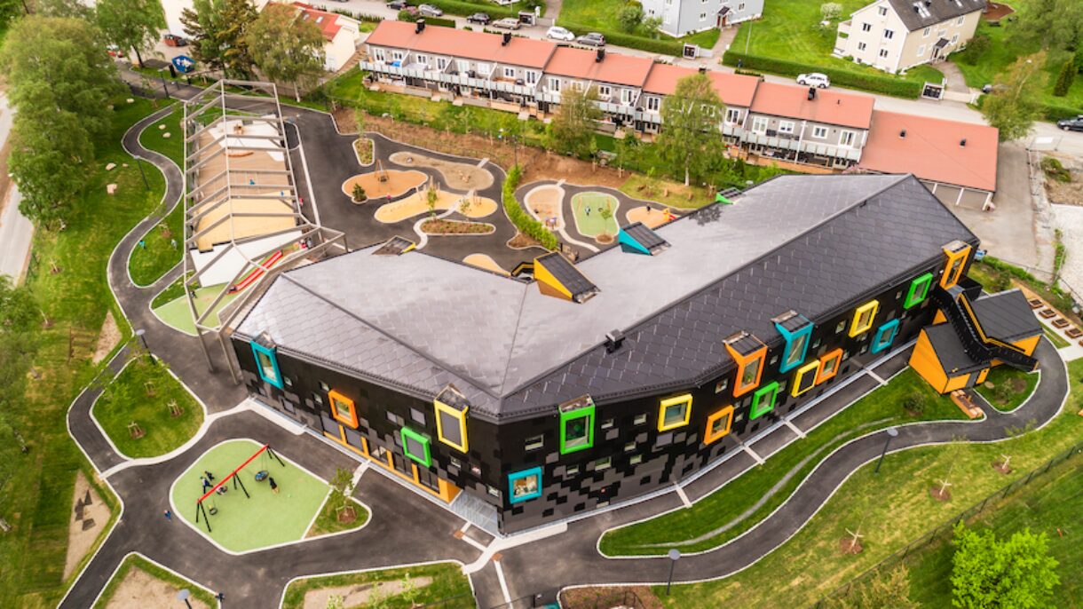 På takflastene er fasadeplatene på Kilden barnehage erstattet av solcellepaneler. Arkitekt: LINK Arkitektur AS. Utbygger: Omsorgsbygg Oslo KF. Foto: Hundven-Clements Photography