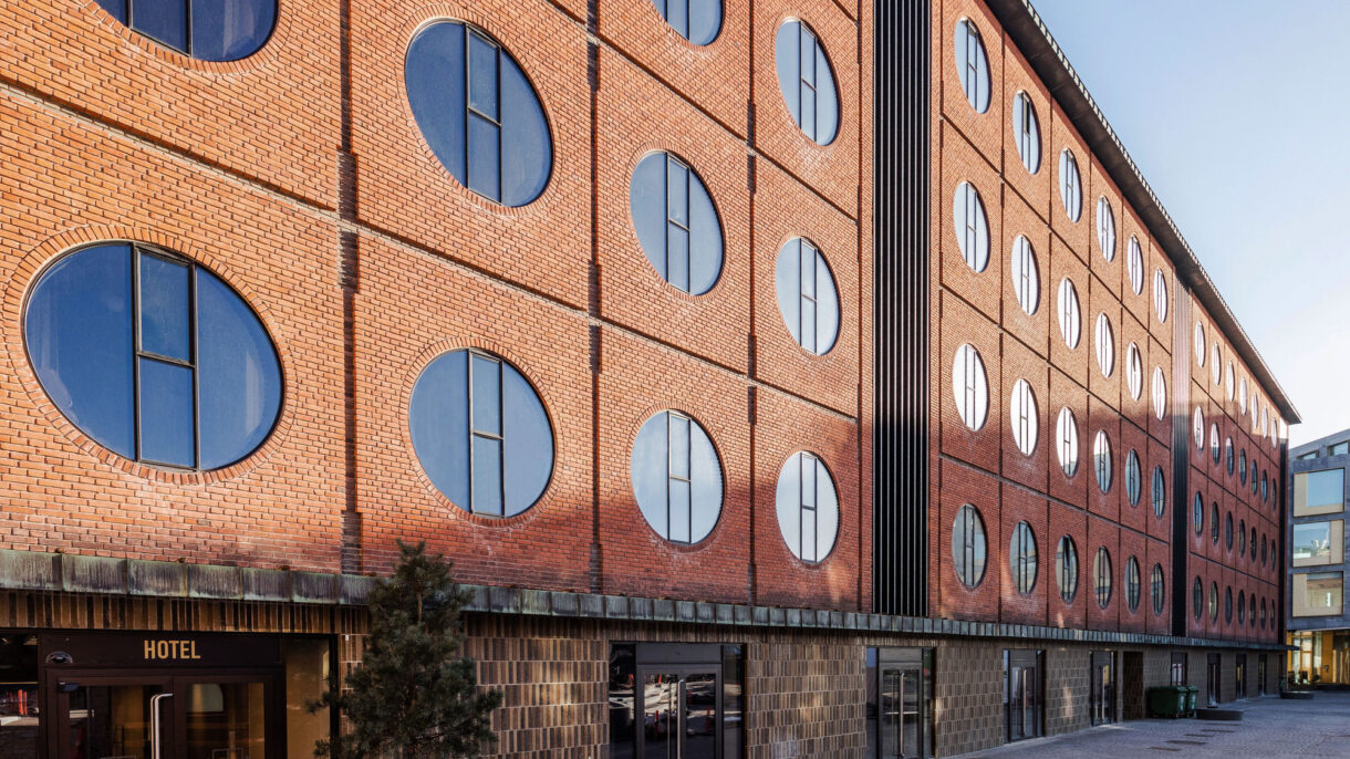 Hotell Ottilia, hvor vi skal bo mens vi er i København er i Carlsbergbyen og er kjent som gamle Carlsberg bryggeri. Her har det vært tenkt sirkulærøkonomi og bærekraft fra A til Å. Foto: Sasha Maslov