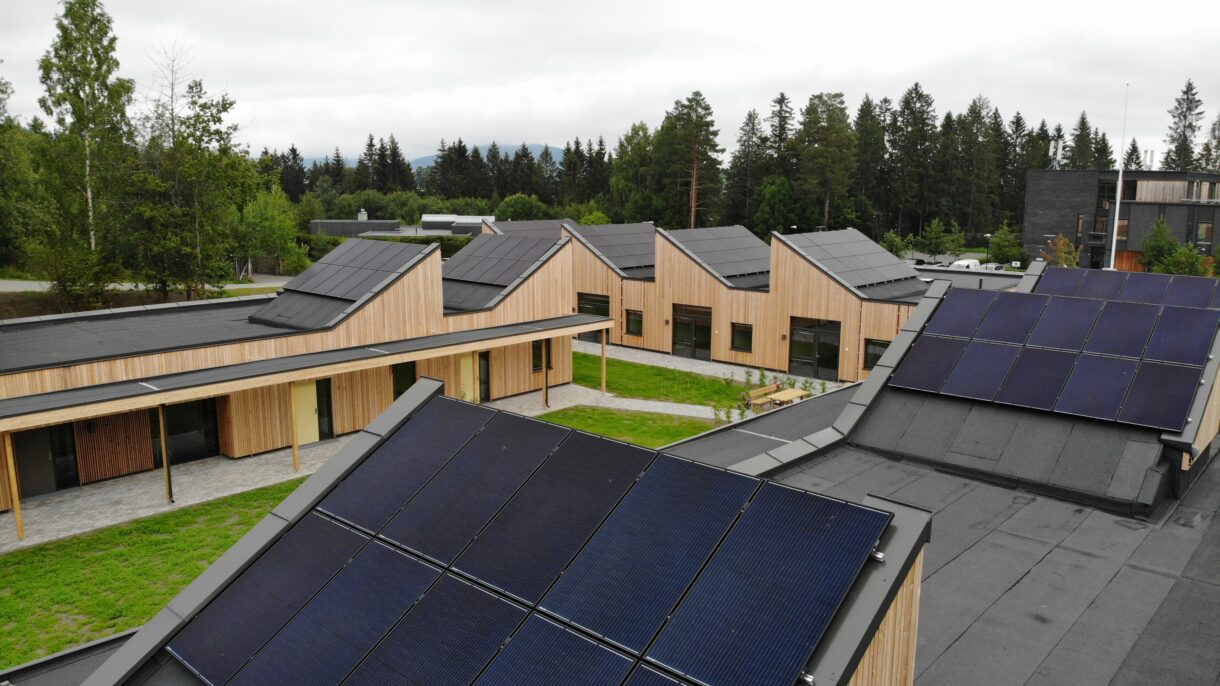 Bli med på digital visitt til nær-nullenergiboligene på Korpåsene i Asker. Foto: Energima Solel