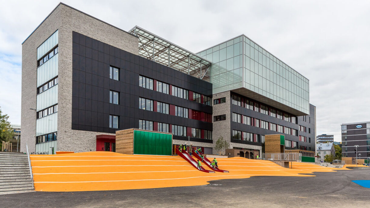 Undervisningsbygg er blant dem som skal fortelle om sine erfaringer. Bildet viser Brynseng skole, et FutureBuilt-prosjekt med solcellefasade på 1046 m². Foto: Tove Lauluten