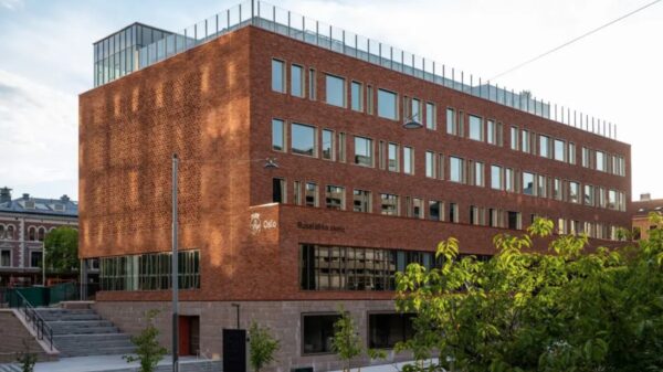 Ruseløkka skole er en barne- og ungdomsskole for 690 elever. Her kan man se ombruk av teglstein på innvendige vegger, og det er benyttet lavkarbonbetong ekstrem i all plasstøpt betong. Skolebygget oppnår energikravene til et nær nullenergibygg (nZEB). Foto: Oslobygg