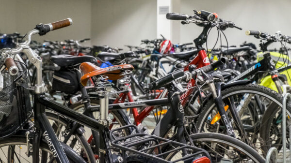 I FutureBuilt-prosjektet Grensesvingen 7 kan de ansatte sykle rett inn i parkeringskjelleren. Foto: Tove Lauluten