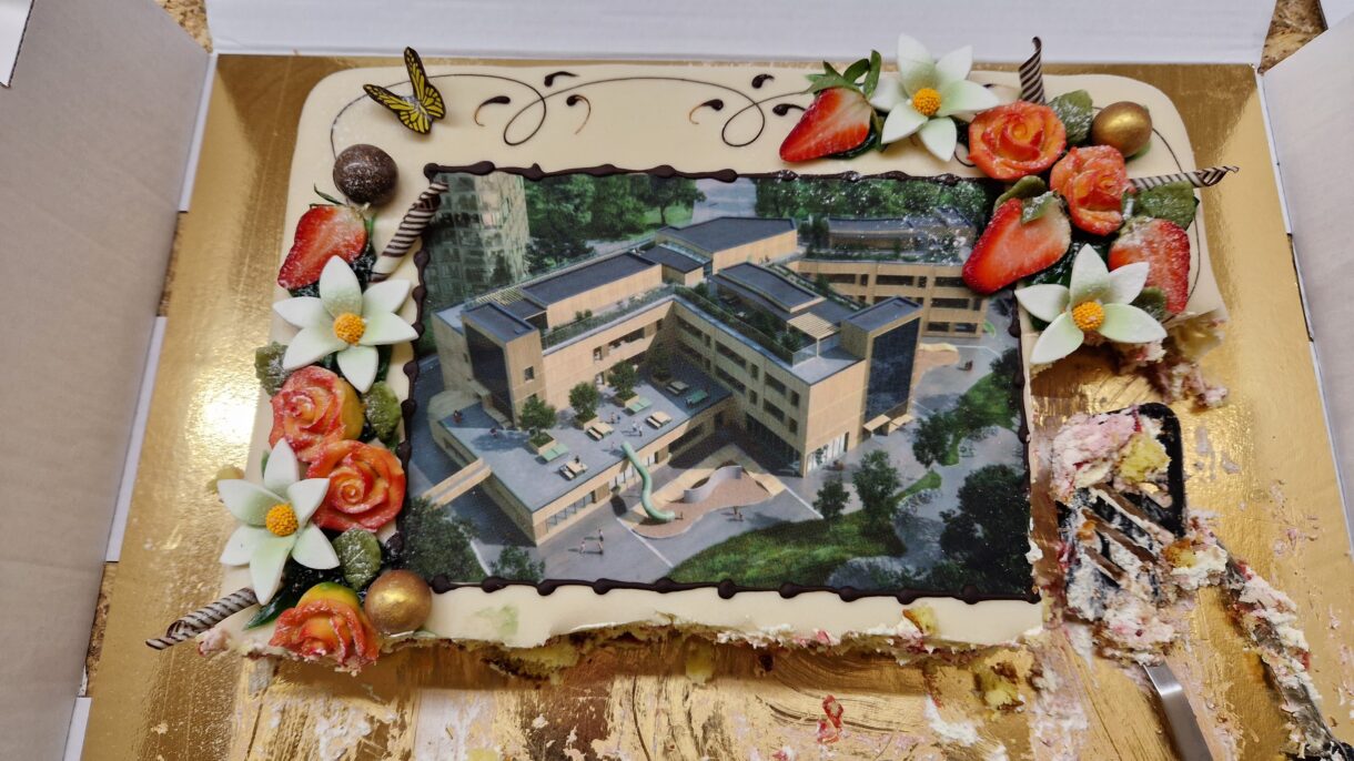 Tradisjonen tro ble det servert deilig kake på kranselaget på Magasinparken ungdomsskole. Foto: FutureBuilt