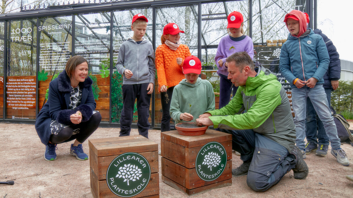 Hanna E. Marcussen, byråd for byutvikling i Oslo, planter trær sammen med elever fra Lilleaker barneskole. Foto: Mustad Eiendom/Lilleakerbyen