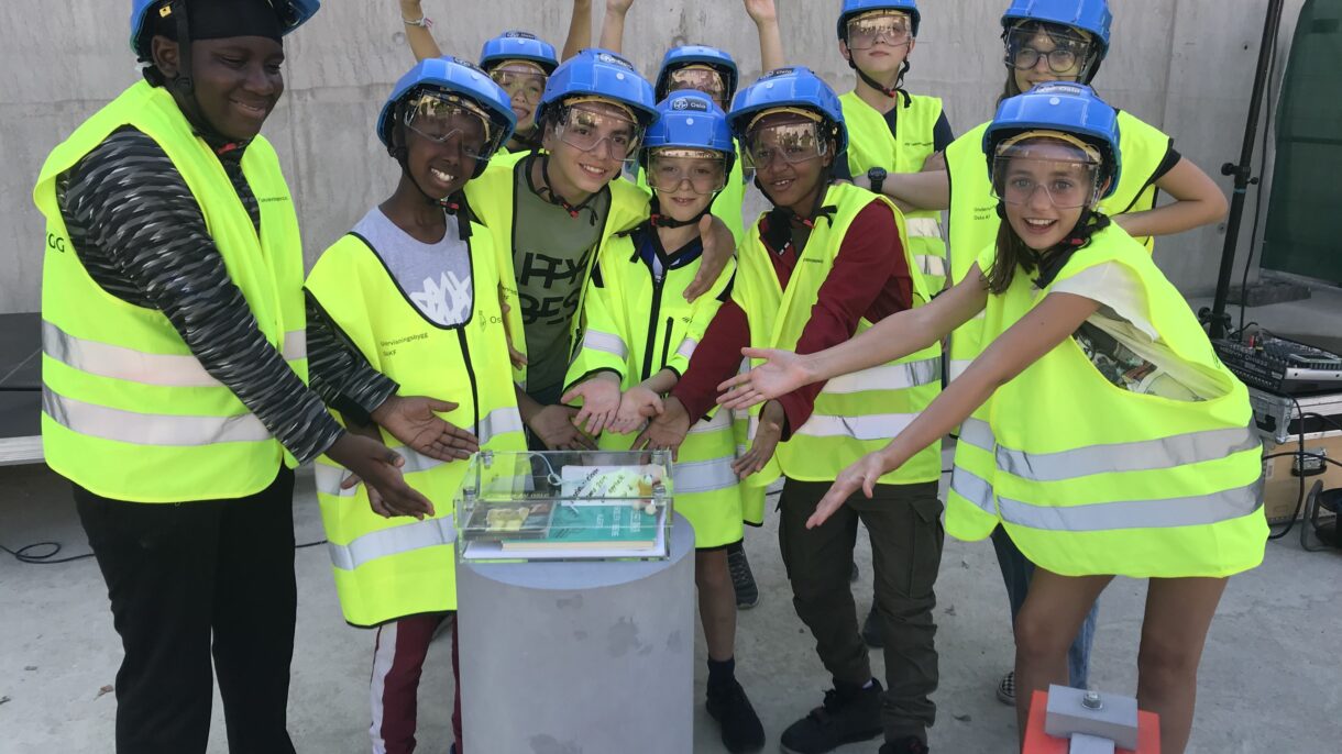 Der hvor den nye dansesalen og gymsalen skal bygges, ble grunnsteinen for Ruseløkka skole høytidelig lagt ned. Foto: FutureBuilt