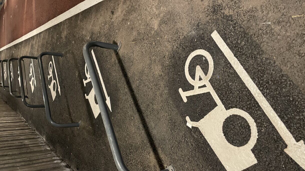 Parkeringsplassene er laget for ulike typer sykler - det er plass til lastesykler også. Foto: BYM