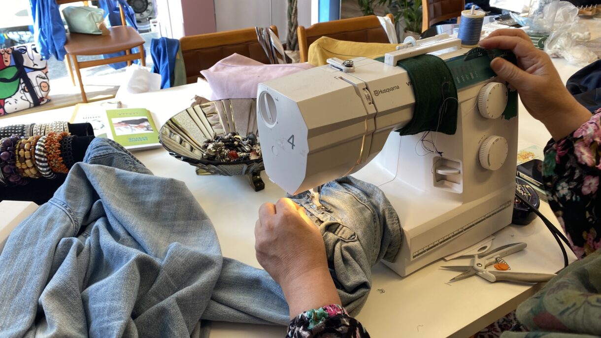 Mobilspa, gratis fiksing og salg av brukte turklær, reparasjon av ulltøy og workshop med fokus på alternativer til plast er blant arrangementene i Ombruksuka i Drammen. Foto: Drammen kommune