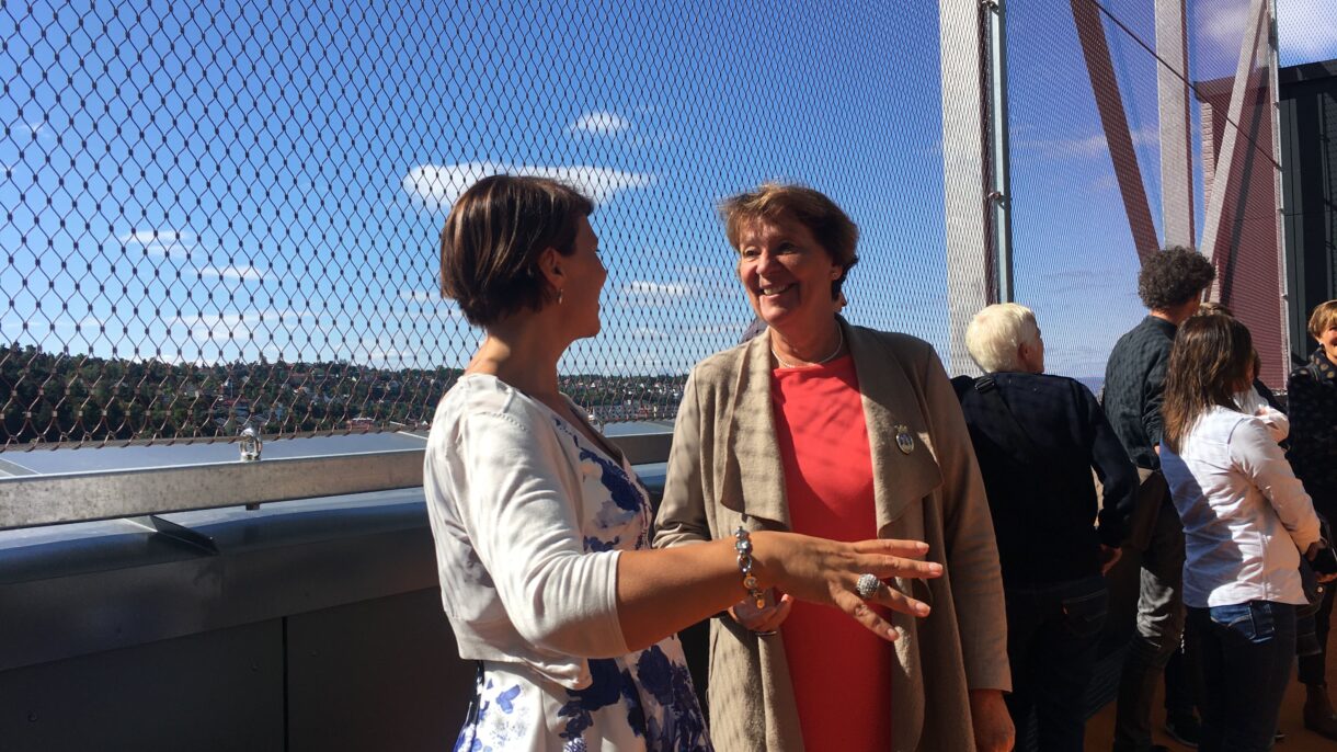 Tone Tellevik Dahl, byråd for oppvekst og kunnskap, og Marianne Borgen, ordfører i Oslo,  i ballbingen på Brynseng, som ligger i byggets sjette etasje