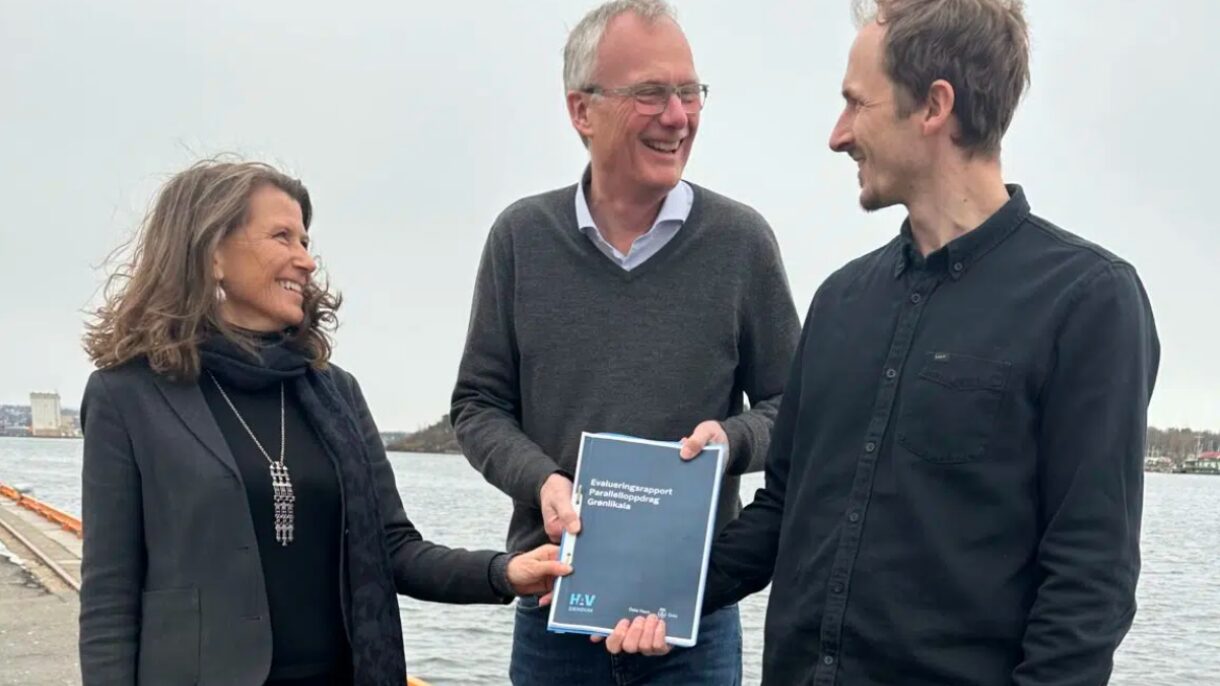 Marie Indrelid Winsvold (bærekraftsjef), Kjell Kalland (adm. dir.) og Amund Schweder (plansjef) har vært med på å evaluere forslagene fra parallelloppdraget for Grønlikaia. Her med den 122 sider lange rapporten i hendene, hvor komiteen har samlet sine anbefalinger. Foto: Eirik Oland Nedrelid