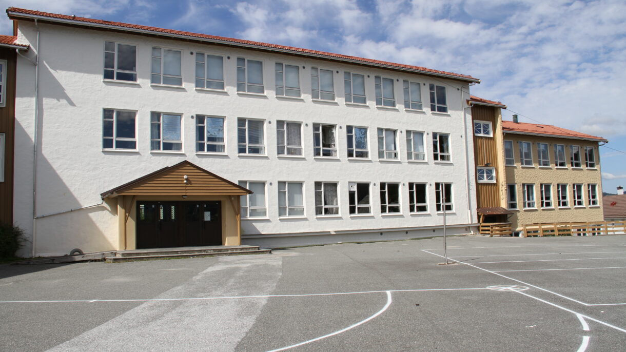 Potensialet er stort for å utforme en skoleplass hvoDet er gode muligheter for at Ytre Arna skule skal få løsninger som bidrar til naturmangfold, overvannshåndtering og utnyttelse av fornybare energikilder. Foto: Bergen kommune