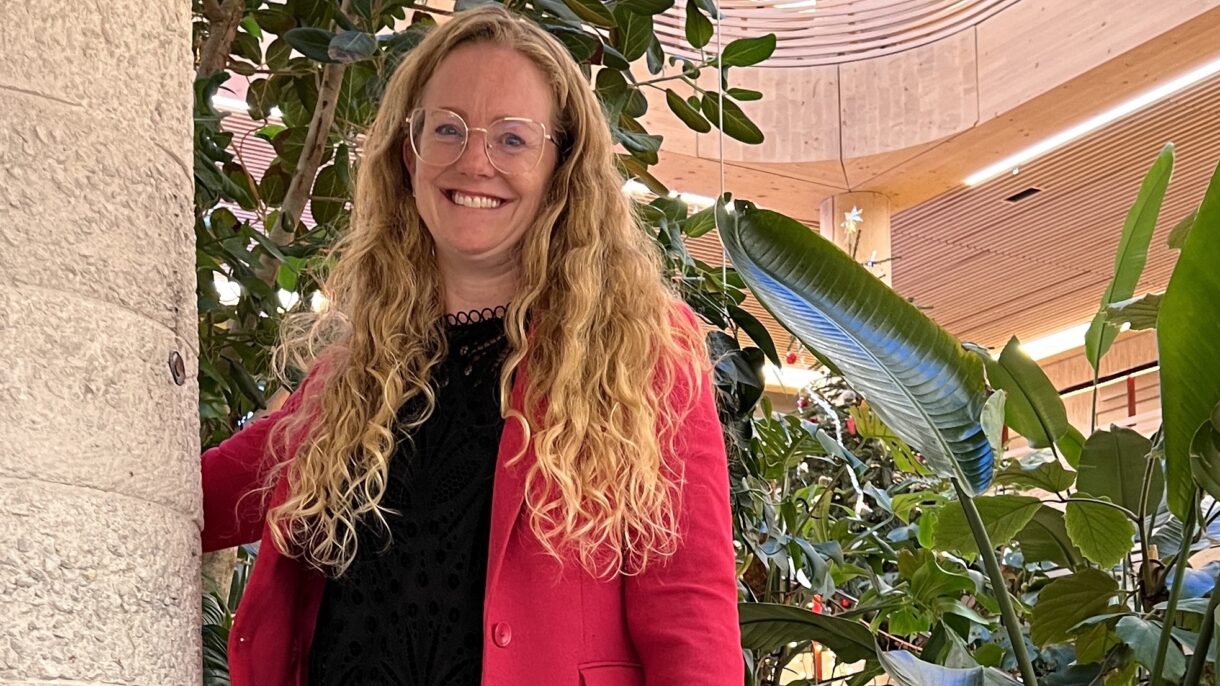 Heather Bergsland er nyansatt prosjektleder for FutureBuilt i Stavanger kommune og skal jobbe med å pushe og støtte bransjen mot morgendagens måter å bygge på. Gjenbruk av eksisterende byggningsdeler, som denne trappesøylen hos Innoasis i Bjergsted, er et eksempel på et klimavennlig grep. Foto: Stavanger kommune