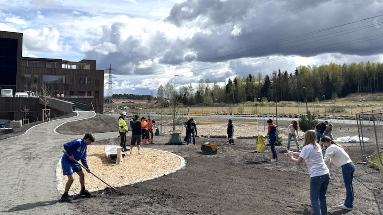 Elever som skal begynne på Magasinparken ungdomsskole til høsten var med på planting. Foto: Nordre Follo kommune