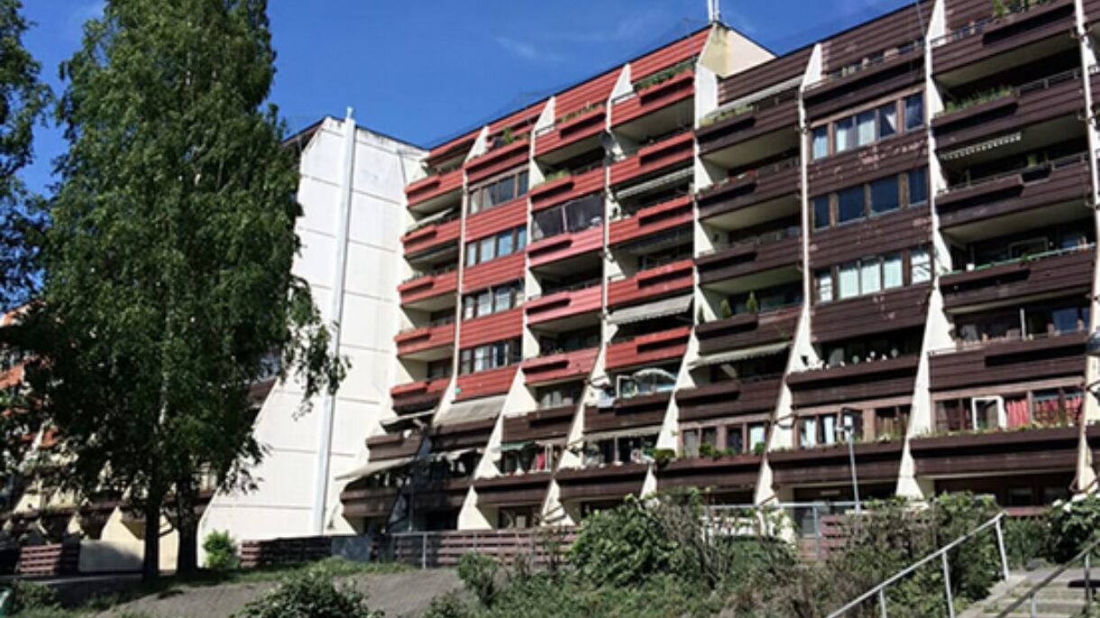 Før rehabilitering: boligblokka fra 70-tallet fremsto som sliten og hadde behov for oppgradering. Foto: Boligbygg Oslo KF