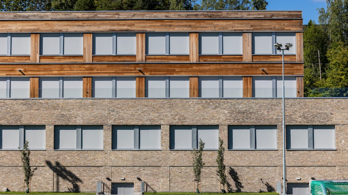 Eikeli skole har 50 prosent reduksjon av klimagassutslipp gjennom bruk av solceller og klimaeffektive materialer som trekonstruksjoner, lavkarbonbetong og gjenbrukstegl. Foto: Peab/Fotograf Mats Bakken