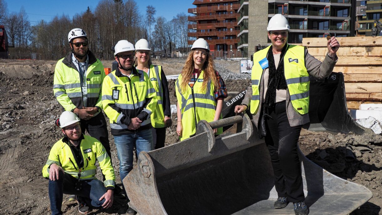 Prosjektingeniør Snorre Repål, anleggsleder Raymond Svarverhaugen Viken og hovedbyggeleder Thomas Helmeriksen (HENT AS).  Kommunalsjef Monica Lysebo, prosjektleder Rebecca Celine Høynes fra kommunen og ordfører Hanne Opdan.