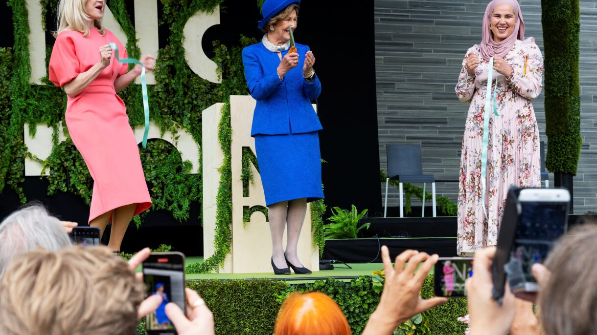Dronning Sonja klipte snoren, som ble holdt av direktør Karin Hindsbo og konferansier Iman Meskini. Foto: Ina Wesenberg/Nasjonalmuseet
