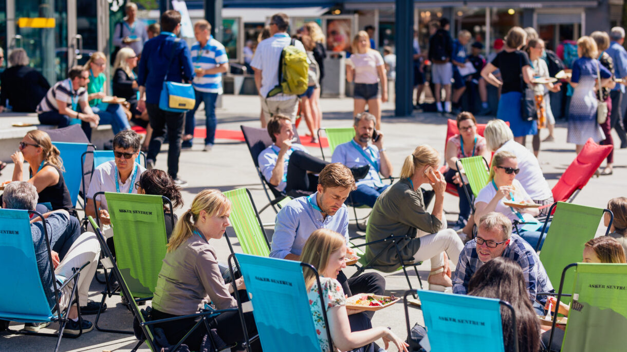 Yrende folkeliv utenfor Asker kulturhus under lunsjen. Foto: Geir Anders Rybakken Ørslien