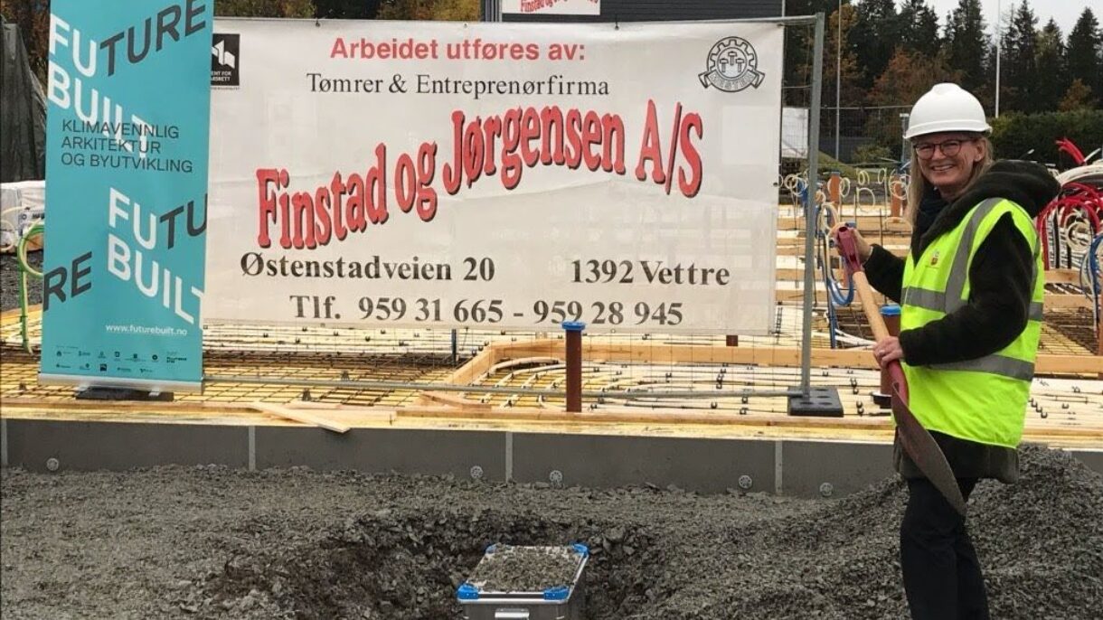 Ordfører i Asker kommune Lene Conradi la ned grunnstenen til de nye FutureBuilt-boligene på Korpåsen.