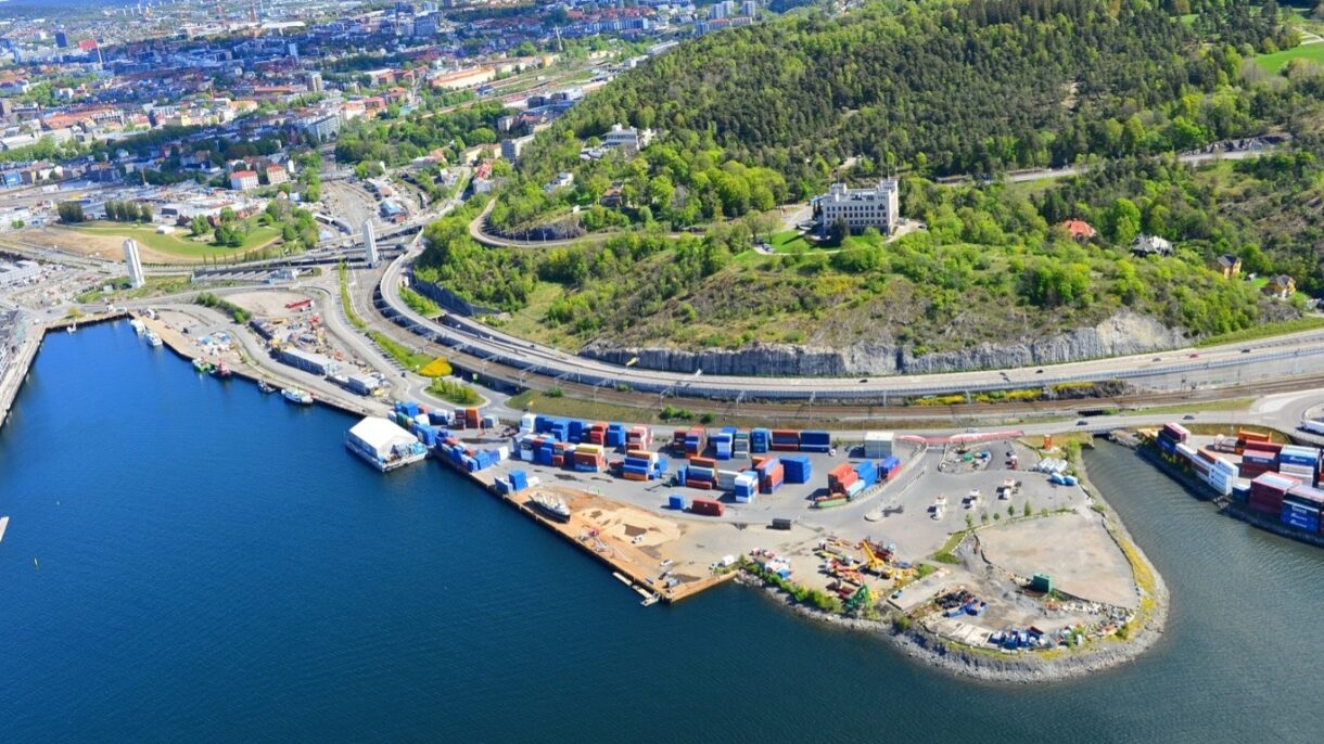 Grønlikaia i Bjørvika skal utvikles fra å være en containerhavn til å bli en levende delbydel. Nå inviterer Hav Eiendom arkitekter til å konkurrere om å forme fremtidens fjordby. Foto: Søhus