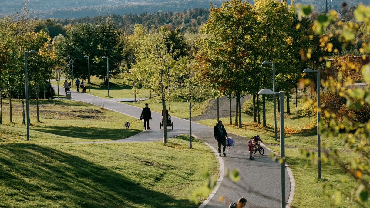 Gode sykkelstier og gangveier knytter Fornebu sammen, som gjør at du sparer verdifull tid og kanskje klarer deg uten bil i hverdagen. Foto: Julie Hrnčířová