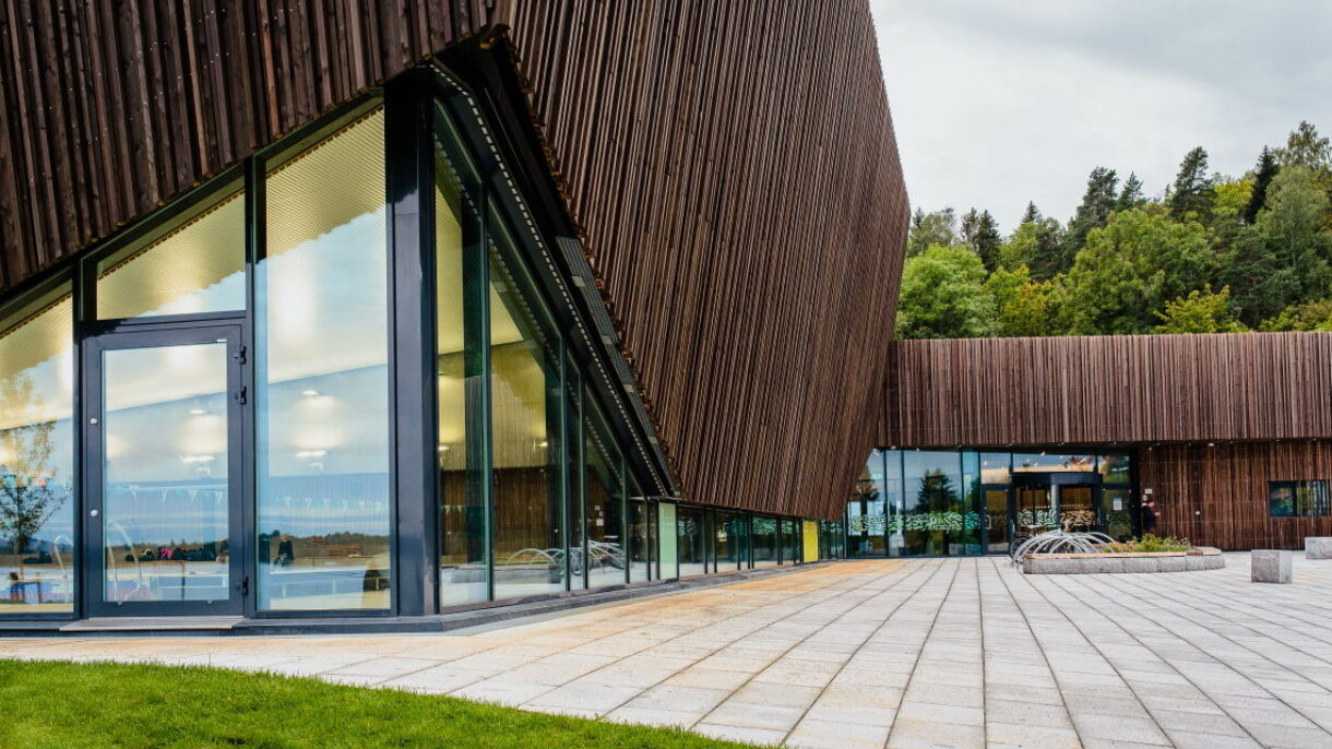 Da Holmen svømmehall ble kåret til Årets bygg 2017 fikk Asker kommune ros for at klima- og miljøkvaliteter har vært en rød tråd gjennom hele prosjektet. Energiforbruk og materialvalg, god tilpasning til og hensyn til omgivelsene, var noen av grunnene til at vi vant prisen. Kommunestyret besluttet å fremskynde målet om at alle nye kommunale bygg i Asker skal være nullutslippsbygg, fra 2030 til 2025.