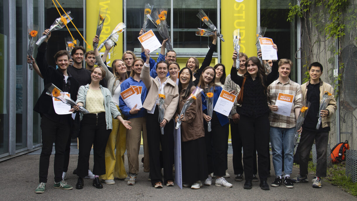 Daniel Larsen og Kim Pløhn (se piler) fikk pris for prosjektet "Pragmatic Preservation". Foto: AHO