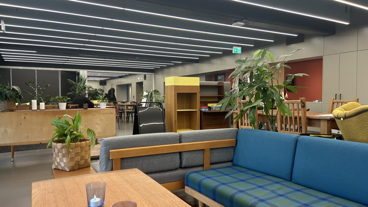 Romsås kulturhus er innredet med mange brukte møbler som skaper en varm og koselig atmosfære. Foto: FutureBuilt