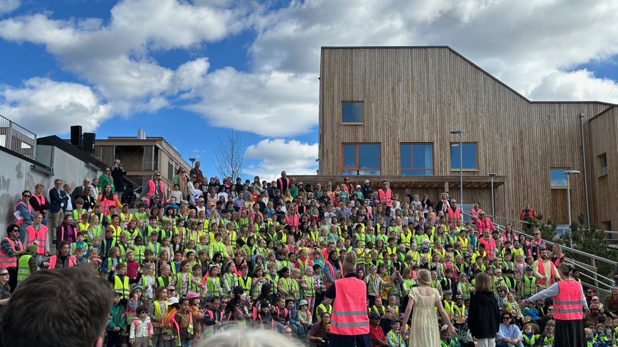 Et fugleberg av barn under åpningen av Treklang.