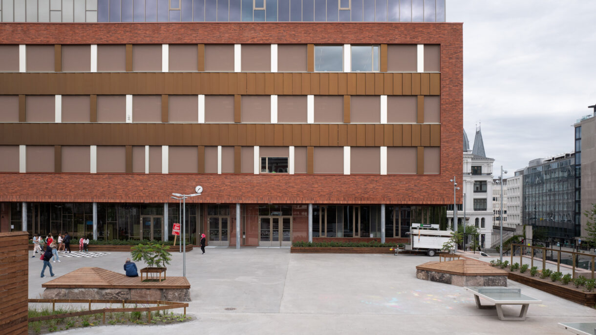 Ruseløkka skole er et nær nullenergi-prosjekt med ekstremlavkarbonbetong og ombrukstegl. Foto: Espen Dahl/Arkitektkontoret Gasa