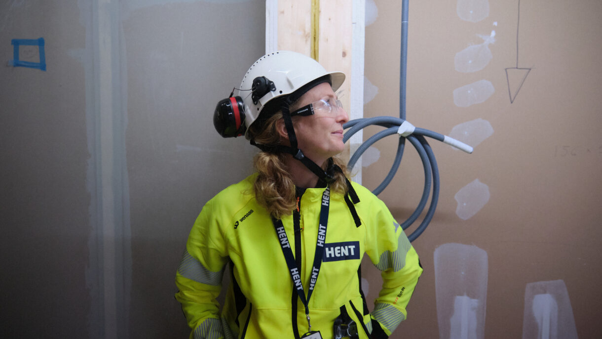 Miljørådgiver i HENT, Synne Sofie Eliasson, foran de to ulike gipsplatene. Foto: Matias Fosso