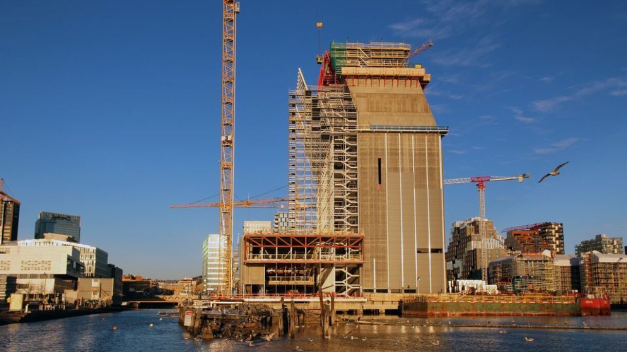 Arbeidene med råbygget er inne i en intensiv sluttspurt, og i løpet av noen uker vil det 60 meter høye betongbygget kunne bøye seg i en aller første hilsen til hele Oslo by. Foto: Kultur- og idrettsbygg Oslo KF