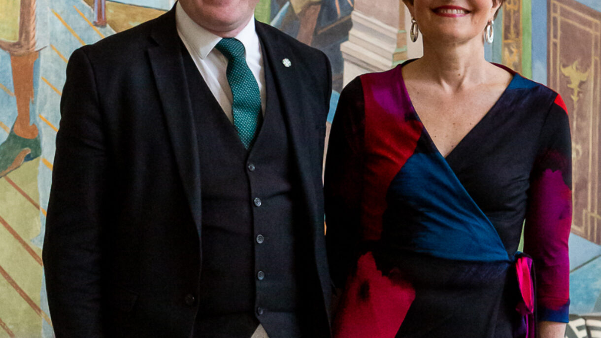 Kommunal- og distriktsminister Sigbjørn Gjelsvik deltok på toppledersamlingen. Programleder Birgit Rusten i FutureBuilt til høyre. Foto: Tove Lauluten