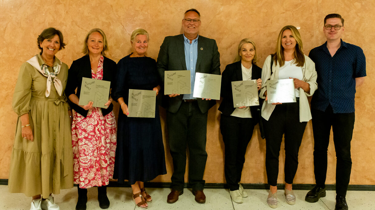 Fra venstre: Lisbeth Hammer Krog (ordfører Bærum kommune), Ingeborg Briseid Kraft (forbildeprosjekt Fornebu HUB), Hilde Karin Kløvfjell (forbildeprosjekt Eikeli videregående skole), Jørgen Molvig (forbildeprosjekt Treklang og Eiksveien 116), Marit Jakobsen Leganger (forbildeprosjekt Sofienberggata 7), Kjersti Folvik (forbildeprosjekt Furuset hageby), Herman Søndenaa (byrådssekretær i byråd for byutvikling i Oslo kommune). Foto: Tove Lauluten