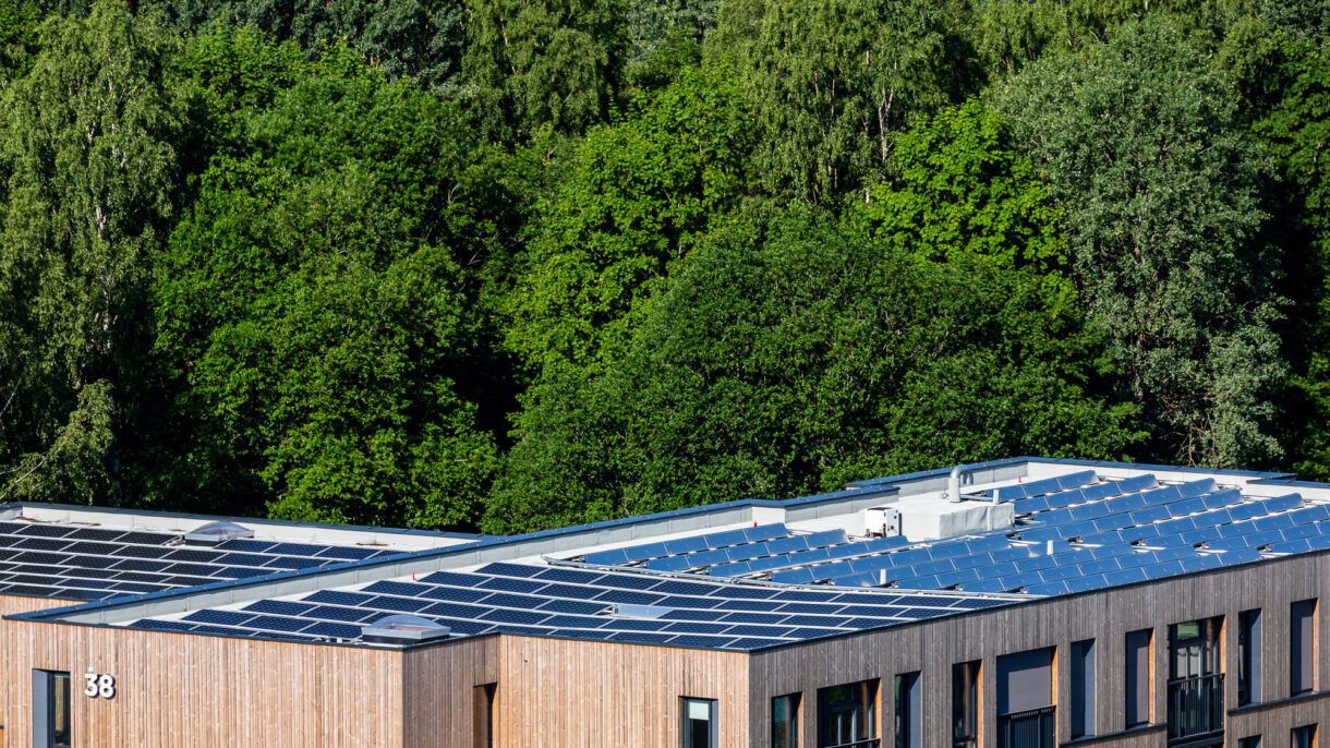 Med et bilde av de nye familieboligene på Kringsjå, ønsker FutureBuilt alle en herlig sommer! Foto: Tove Lauluten