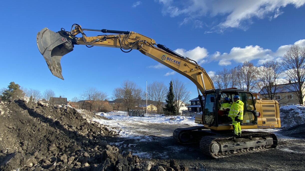 I strålende solskinn tok byråd Victoria Marie Evensen et grabbetak som ga startskuddet for byggingen av FutureBuilt-prosjektet Tåsenhjemmet. Foto: Oslobygg