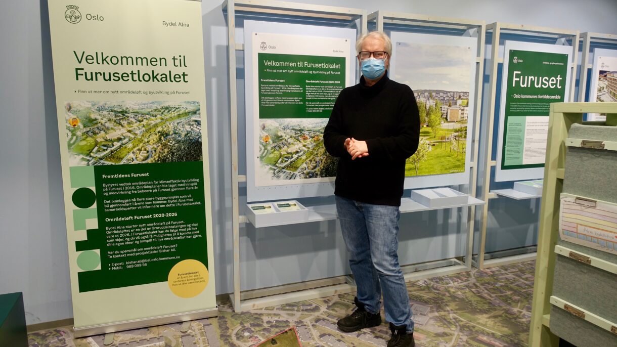 Bydelshuset med parkeringsplass foran