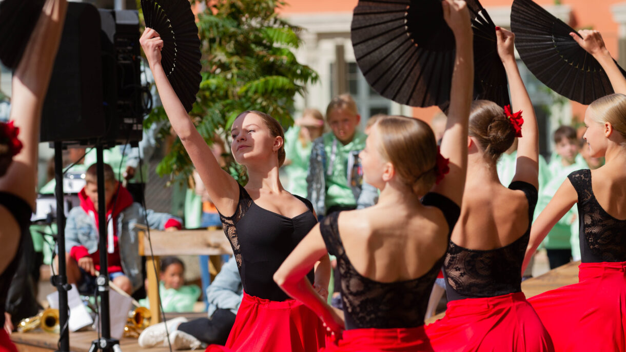 Underholdningsinnslag fra elever under åpningen av nye Ruseløkka skole. Foto: Maria Grande Aakermann/Utdanningsetaten