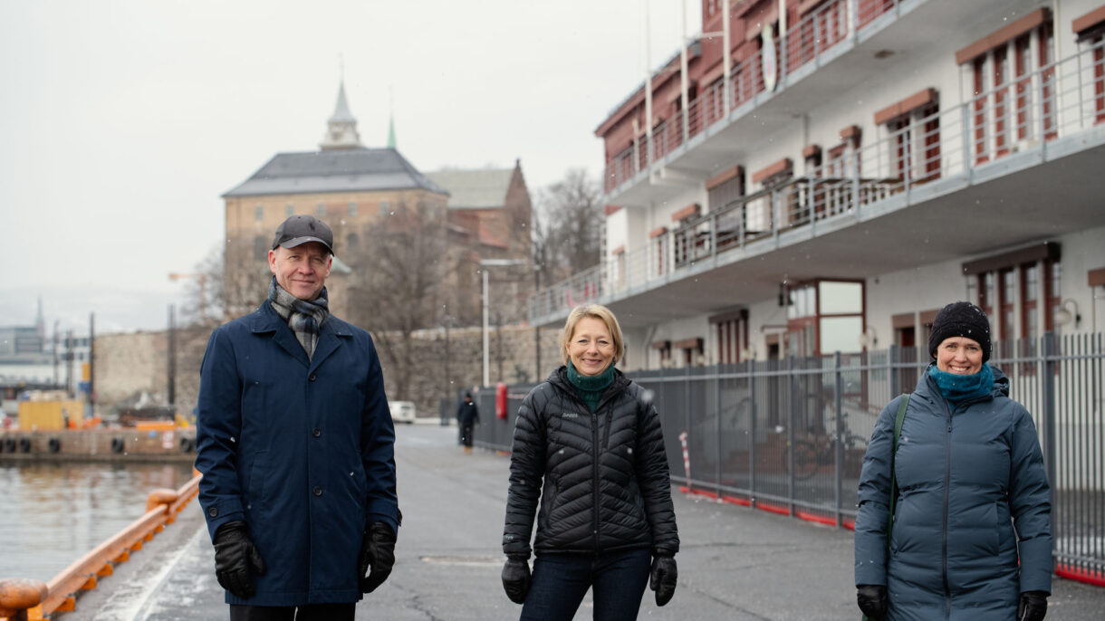 Havnedirektør Ingvar M. Mathisen, eiendomsdirektør Åsa Nes  og fungerende daglig leder i FutureBuilt, Pia Bodahl. Foto: Oslo Havn/Hans Kristian Riise