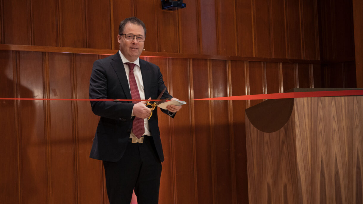 Kommunal- og distriktsminister Bjørn Arild Gram klipper snora på KA23. Foto: Arild Danielsen
