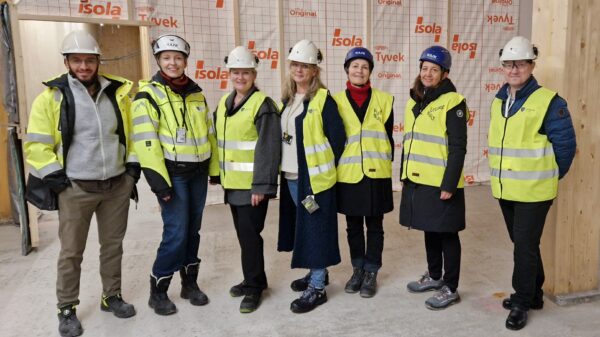 Ahmad Saade, prosjektleder HENT, Rebecca Celine Høynes, prosjektleder Nordre Follo kommune, Cecilie Pind, ordfører (H) i Nordre Follo, Cathrine Sandsmark, rektor på den nye Magasinparken ungdomsskole, Birgit Rusten og Reidun Vadseth fra FutureBuilt, Hogne Haug, områdeleder Eiendom  på kranselaget i Nordre Follo kommune.