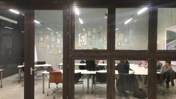 Brukte vinduer kan f.eks flyttes fra yttervegg til innervegger med lavere U-verdi krav. Fra Circl, Utrecht.