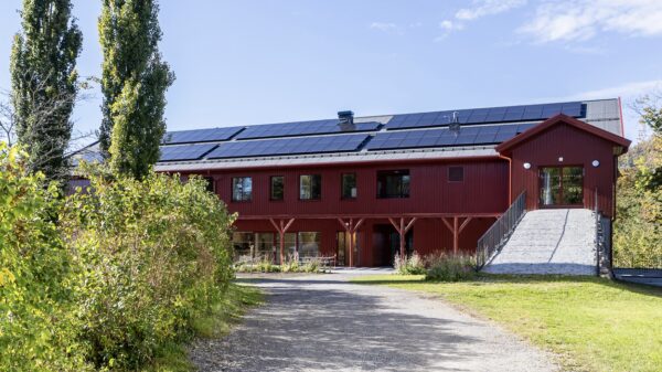Maling er blant det som forårsaker størst plastforurensing i verden, og på Nedre Sem låve er det derfor valgt å bruke linolje. Foto: Tove Lauluten