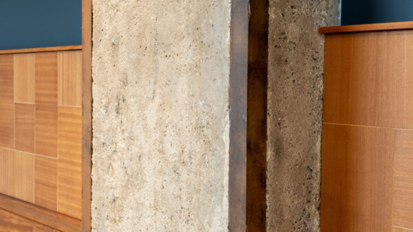 På Skur 38 var det viktig å bevare så mye som mulig av det opprinnelige bygget, både fra et kulturminnefaglig perspektiv og for å redusere klimagassutlipp. De gamle materialene, særlig de tunge konstruksjonene, kan betraktes som et karbonlager som i praksis lagrer CO2 i hele byggets levetid. Foto: Oslo Havn