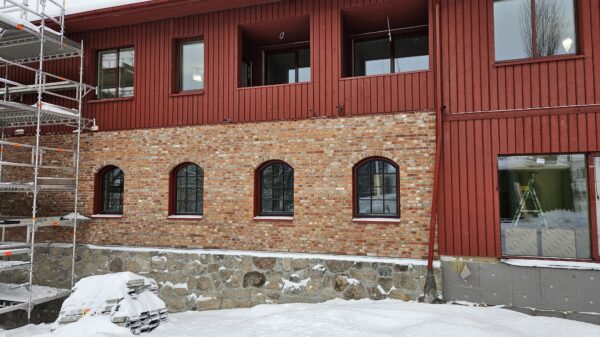 Kledningen til gamle Nedre Sem låve ble demontert, pakket og renset, og sendt til Stiltre på Kongsberg. Her ble kledningen omhøvlet til riktig profil og deretter gjenbrukt som kledning på det nye bygget. Foto: Even Bergstrøm