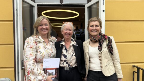 Kommunal- og distriktsminister Kjersti Stenseng sammen med byarkitekt i Bergen Maria Molden og Birgit Rusten, daglig leder i FutureBuilt. Foto: FutureBuilt