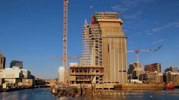 Arbeidene med råbygget er inne i en intensiv sluttspurt, og i løpet av noen uker vil det 60 meter høye betongbygget kunne bøye seg i en aller første hilsen til hele Oslo by. Foto: Kultur- og idrettsbygg Oslo KF