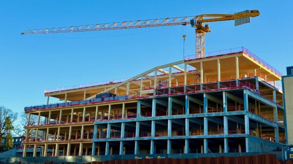 Tanke Svilandsgate 30 i Stavanger under bygging. Limtre-elementer på tak under montering.